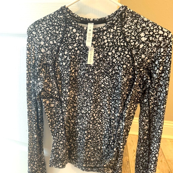 lulu lemon black long sleeve shirt with print size 4 - Picture 1 of 4